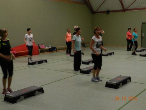 Die Bilder zeigen die Aerobic Gruppe in der Halle vor dem großen Wandspiegel