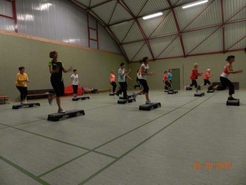 Die Bilder zeigen die Aerobic Gruppe in der Halle vor dem großen Wandspiegel