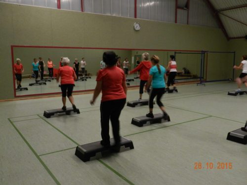 Die Bilder zeigen die Aerobic Gruppe in der Halle vor dem großen Wandspiegel
