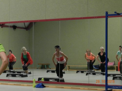 Die Bilder zeigen die Aerobic Gruppe in der Halle vor dem großen Wandspiegel